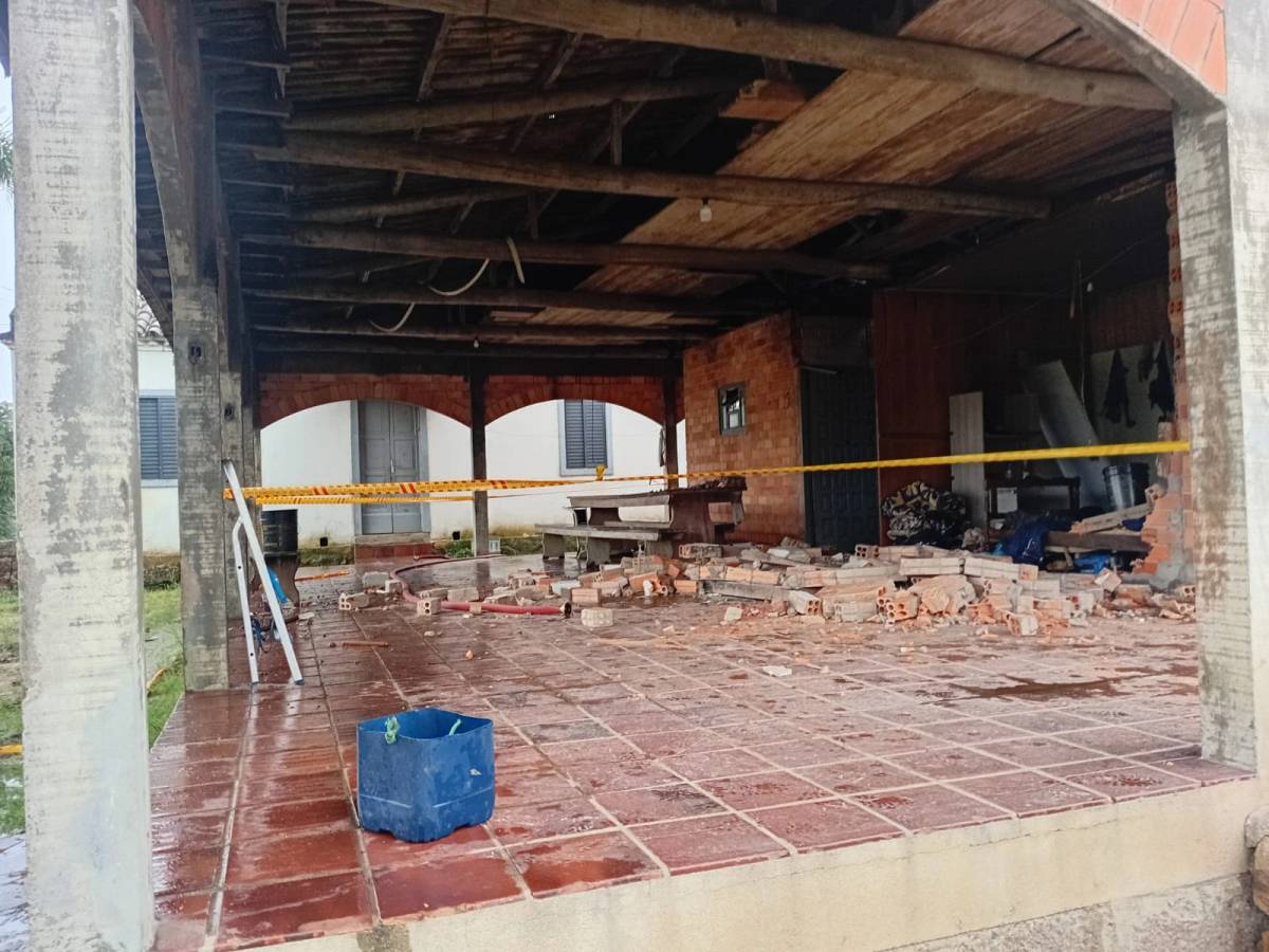Edificação residencial é destruída por incêndio em Urussanga; veja fotos — foto 4