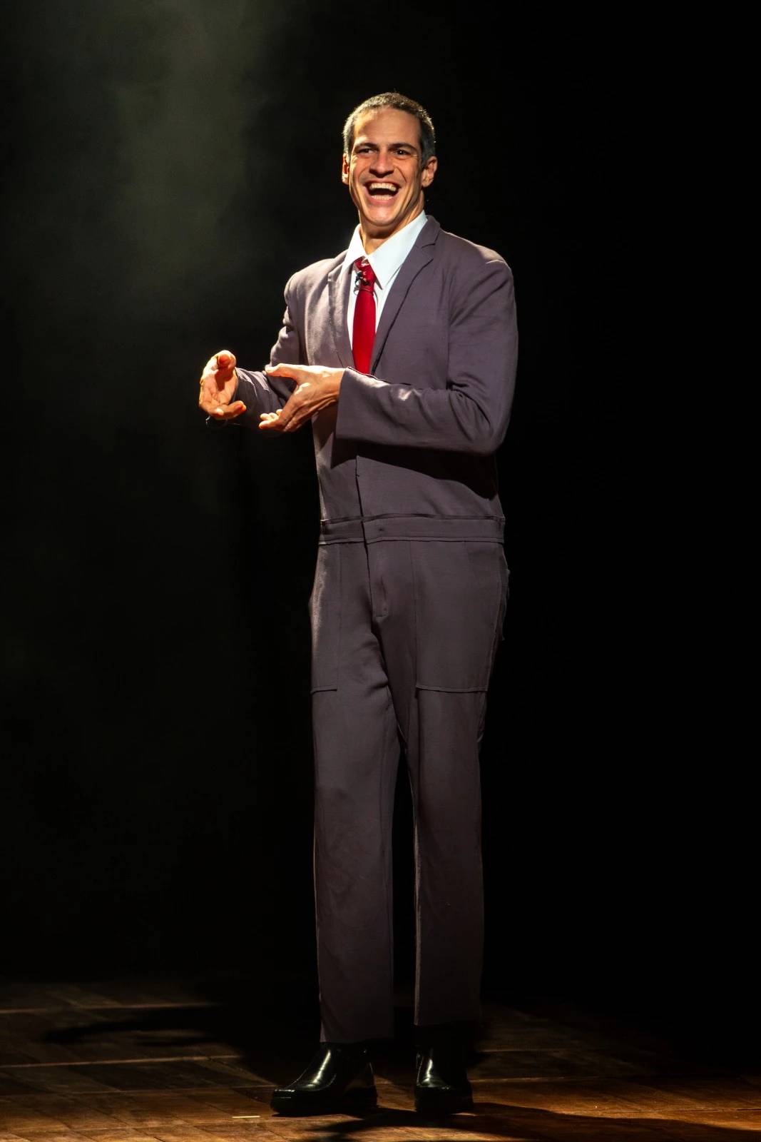 Ator Mateus Solano apresenta espetáculo no Teatro Elias Angeloni — foto 1