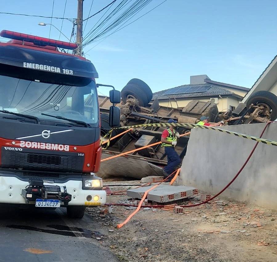 Caminhão carregado de bananas capota e invade pátio de casa em Criciúma — foto 1