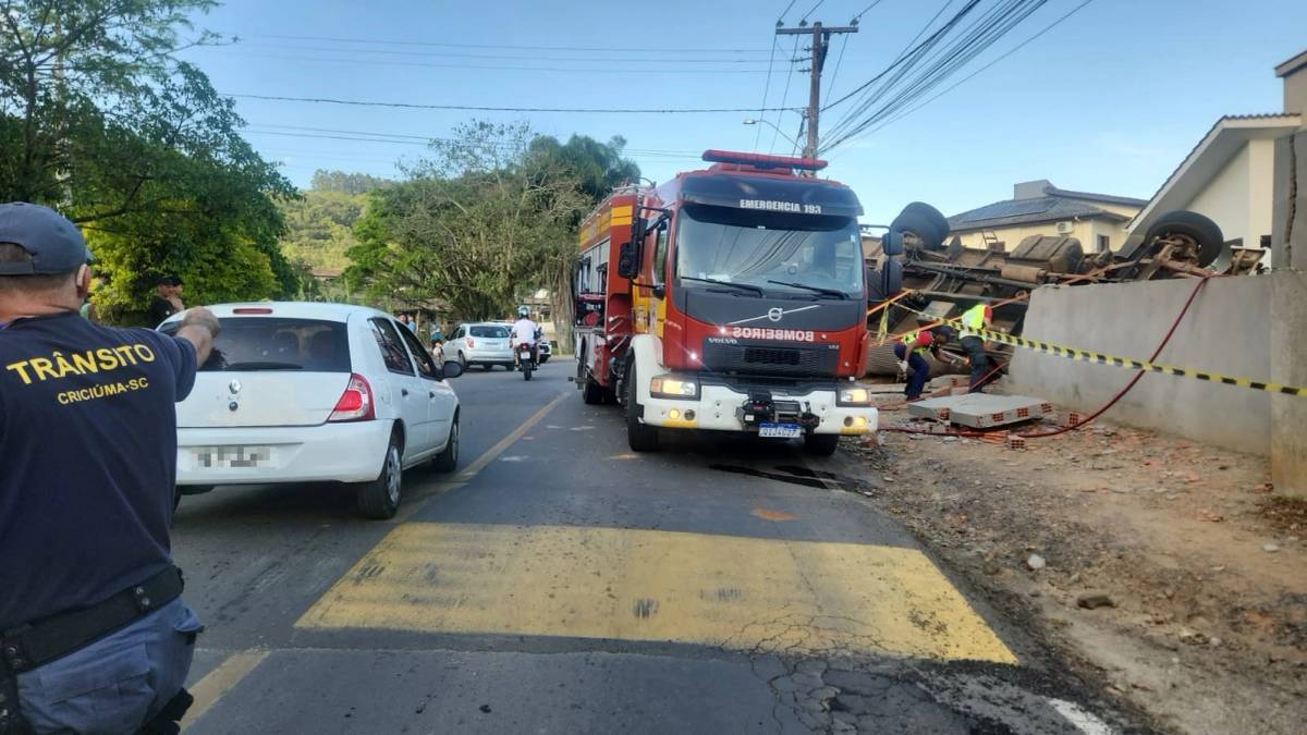 Caminhão carregado de bananas capota e invade pátio de casa em Criciúma — foto 2