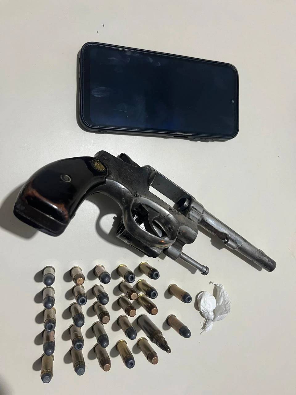 Jovem tenta fugir, mas é flagrado com revólver carregado e acaba preso — foto 1