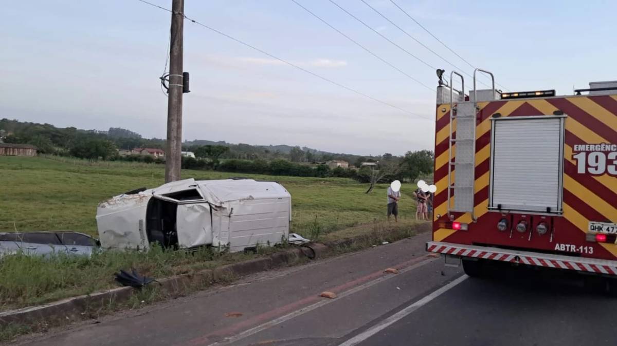 Motorista fica ferido após colisão frontal entre carro e van em Criciúma — foto 1
