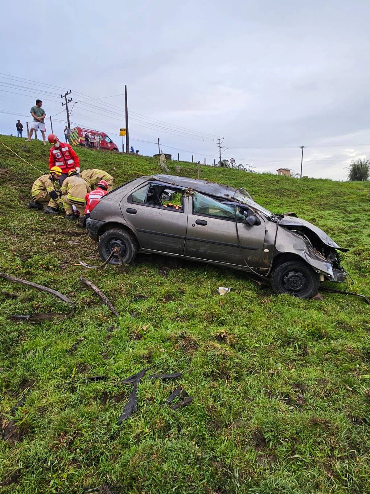 Saída de pista causa capotamento e deixa motorista ferido em Treze de Maio — foto 2
