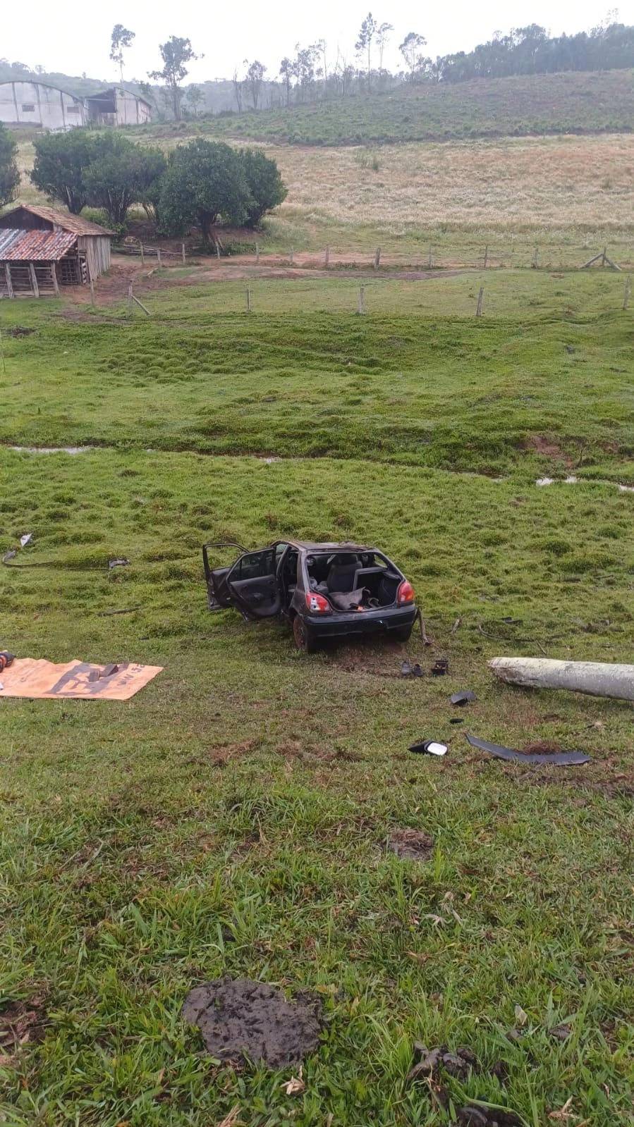 Saída de pista causa capotamento e deixa motorista ferido em Treze de Maio — foto 7