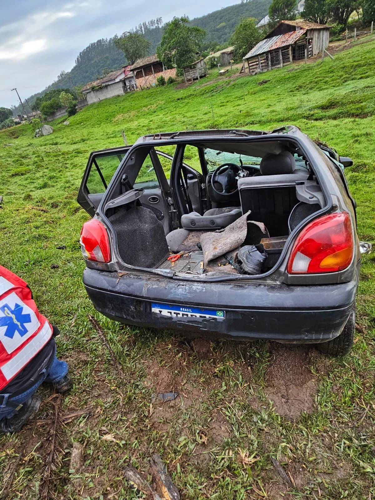Saída de pista causa capotamento e deixa motorista ferido em Treze de Maio — foto 1