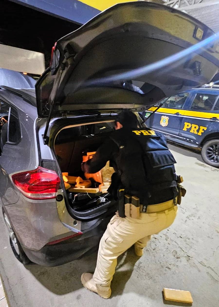 Adolescente prestes a completar 18 anos é flagrado com 300 kg de droga em carro roubado na BR-101 — foto 1