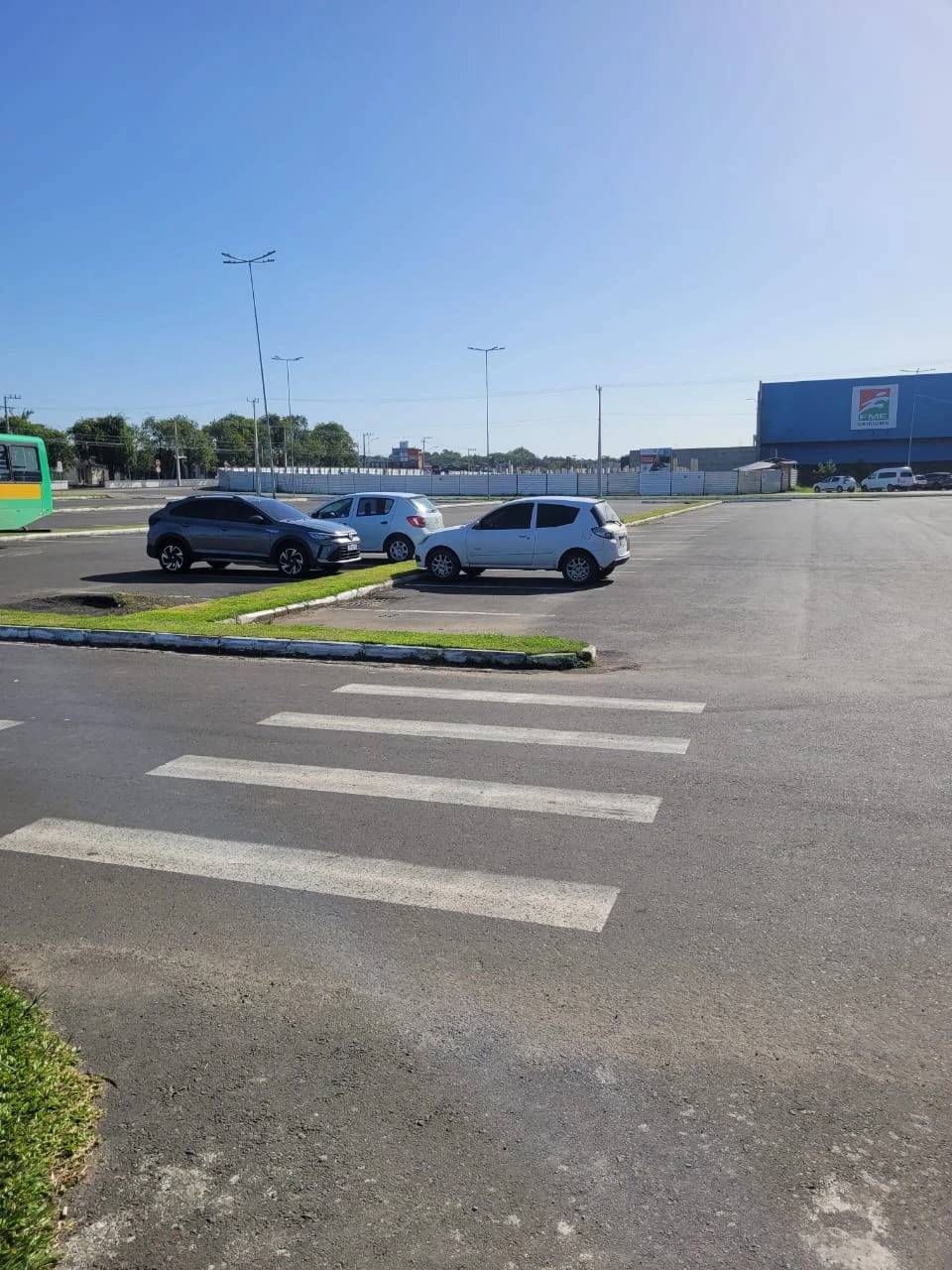 Adolescente pede melhorias para evitar acidentes em trecho ao lado do Parque da Prefeitura; veja vídeo — foto 2
