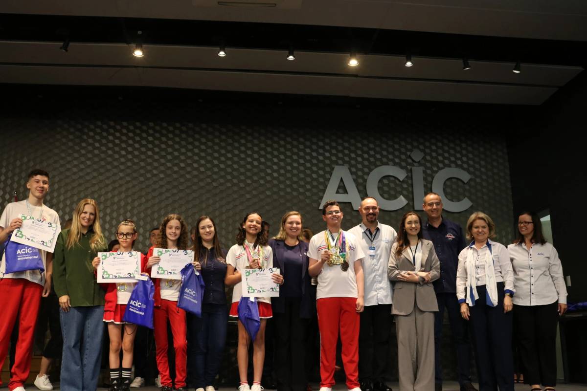 Medalhistas dos Prêmios Acic de Matemática e de Língua Portuguesa recebem premiações — foto 2