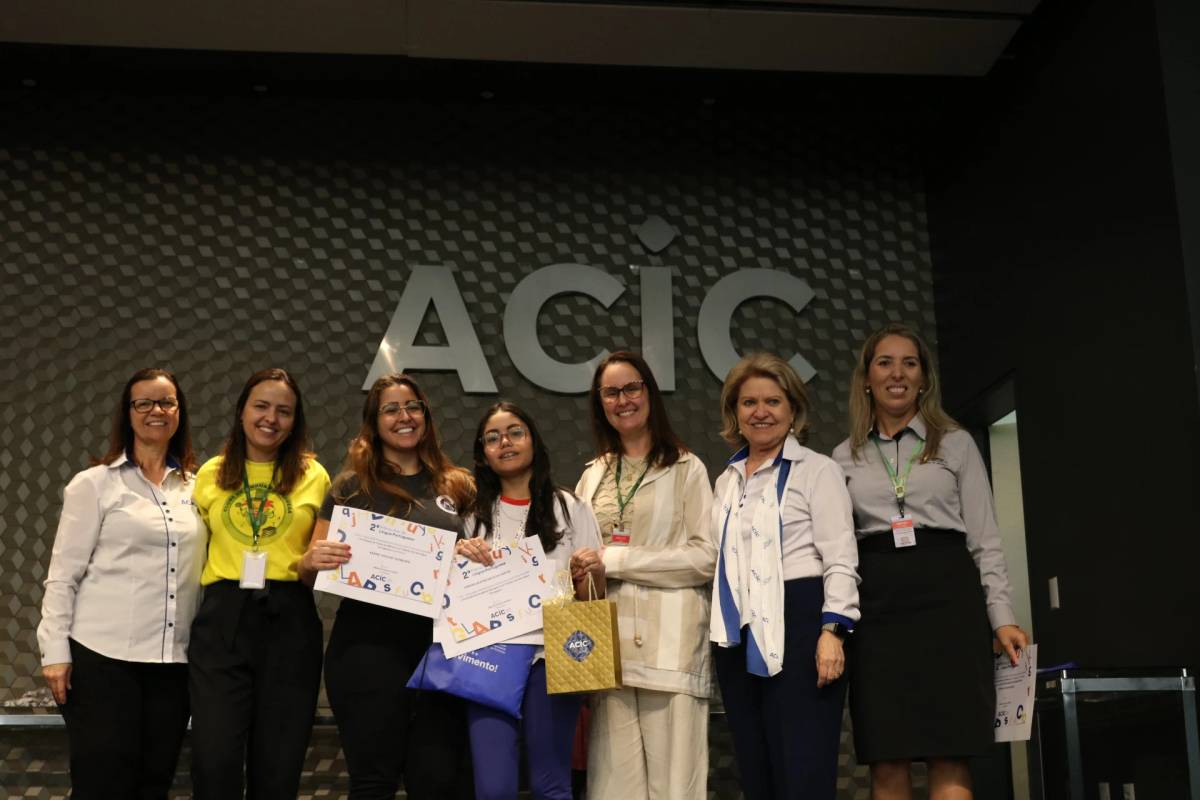 Medalhistas dos Prêmios Acic de Matemática e de Língua Portuguesa recebem premiações — foto 1