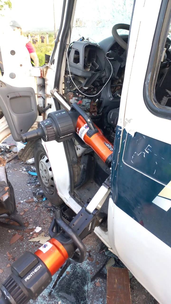 Colisão frontal entre caminhão e van deixa seis pessoas feridas — foto 2
