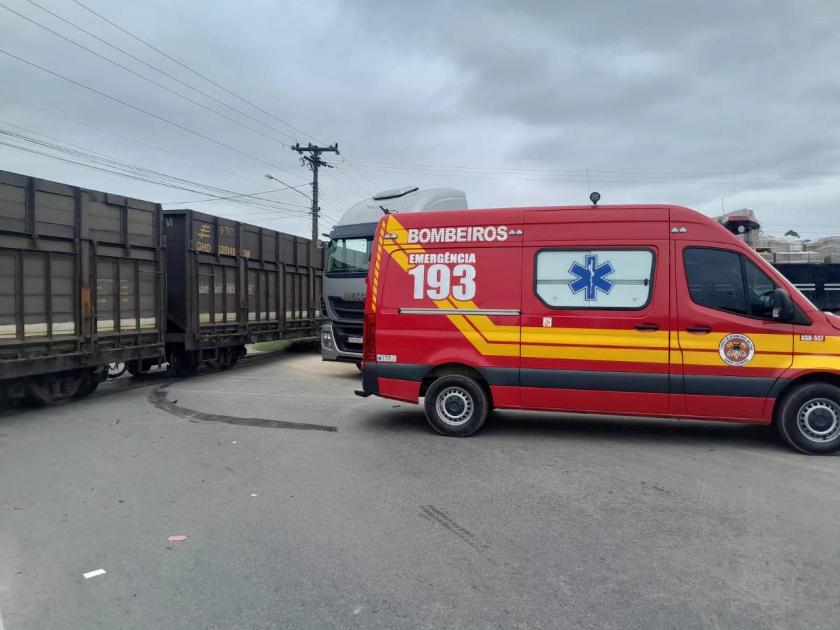 Morro da Fumaça: carreta colide em trem na Estação Cocal — foto 2