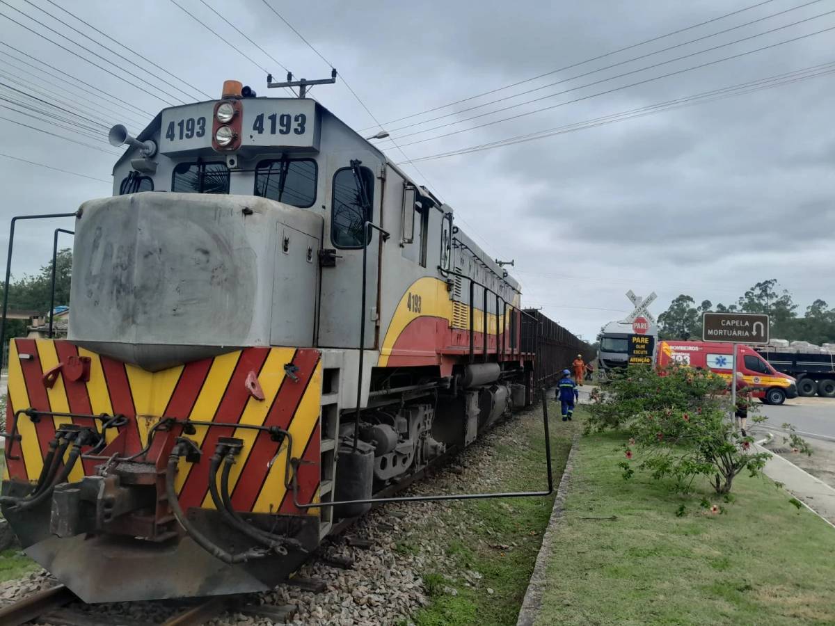 Morro da Fumaça: carreta colide em trem na Estação Cocal — foto 1