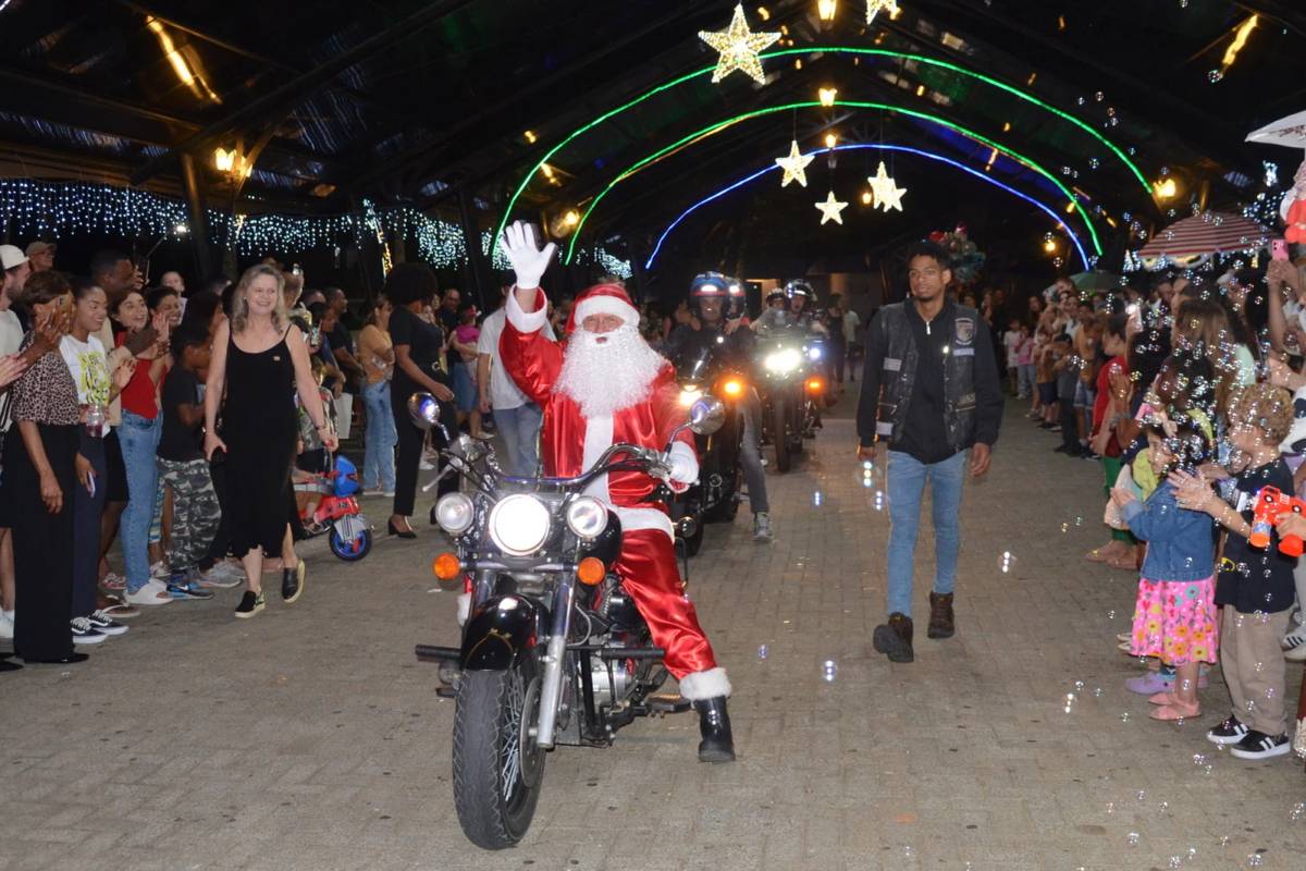 Clima de festa: Papai Noel chega de moto em Siderópolis — foto 6