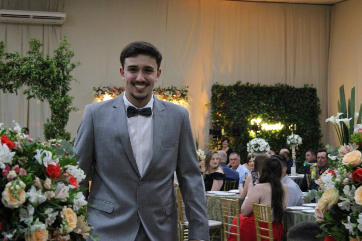 Formandos do Colégio Satc celebram conquistas ao lado de familiares e professores — foto 1
