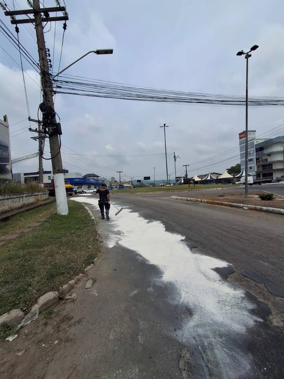 Óleo na pista provoca queda de motociclista em Criciúma — foto 2