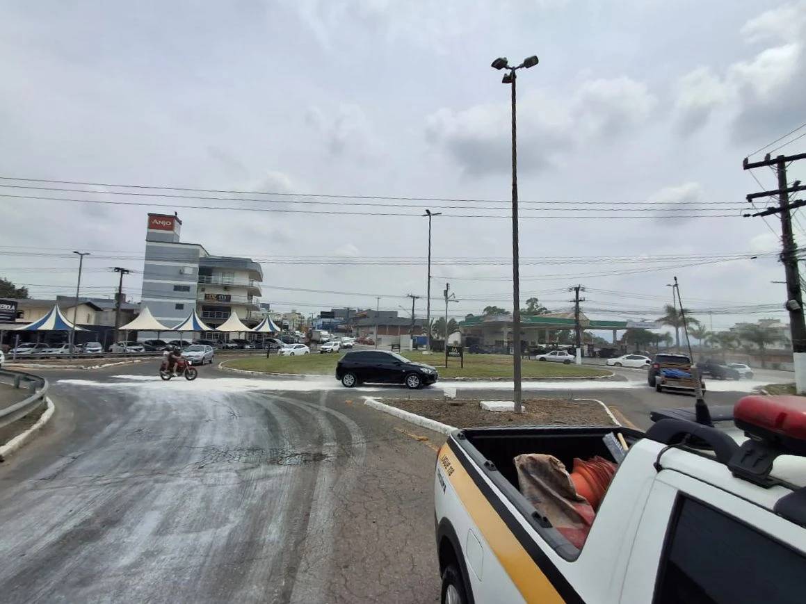 Óleo na pista provoca queda de motociclista em Criciúma — foto 1