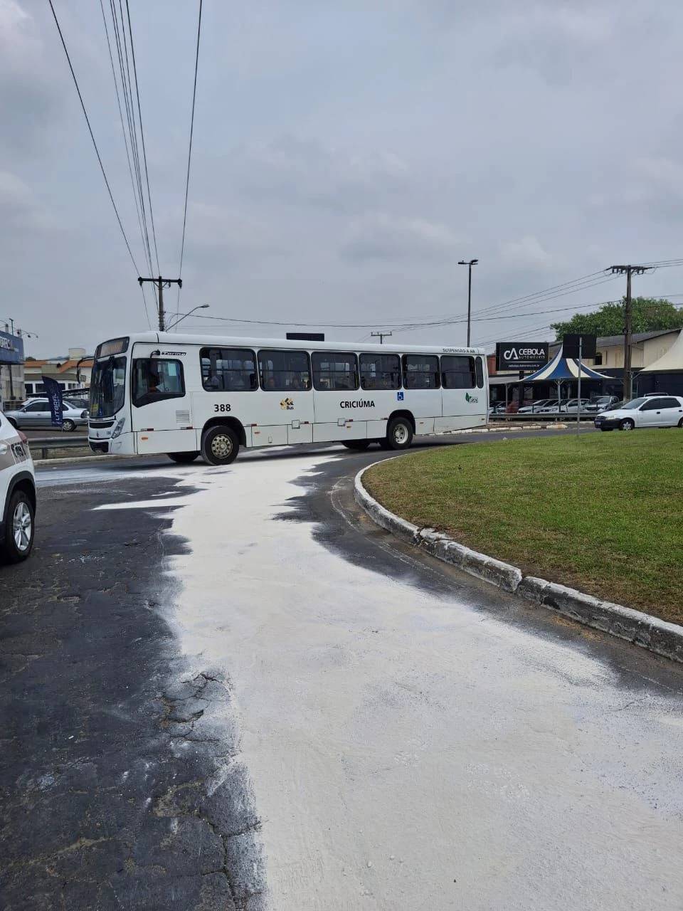 Óleo na pista provoca queda de motociclista em Criciúma — foto 3