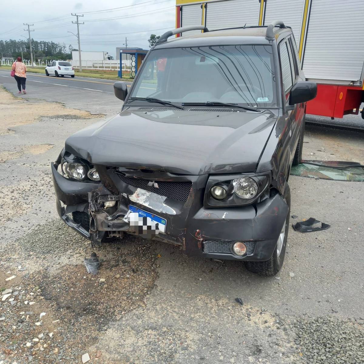 Acidente entre dois carros deixa mulher presa às ferragens em Içara — foto 2