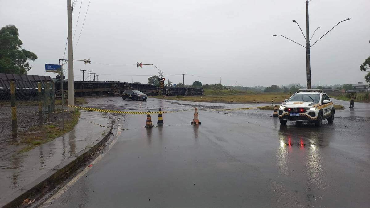 Vagões de carga tombam em Criciúma e trânsito é interrompido; veja fotos — foto 1