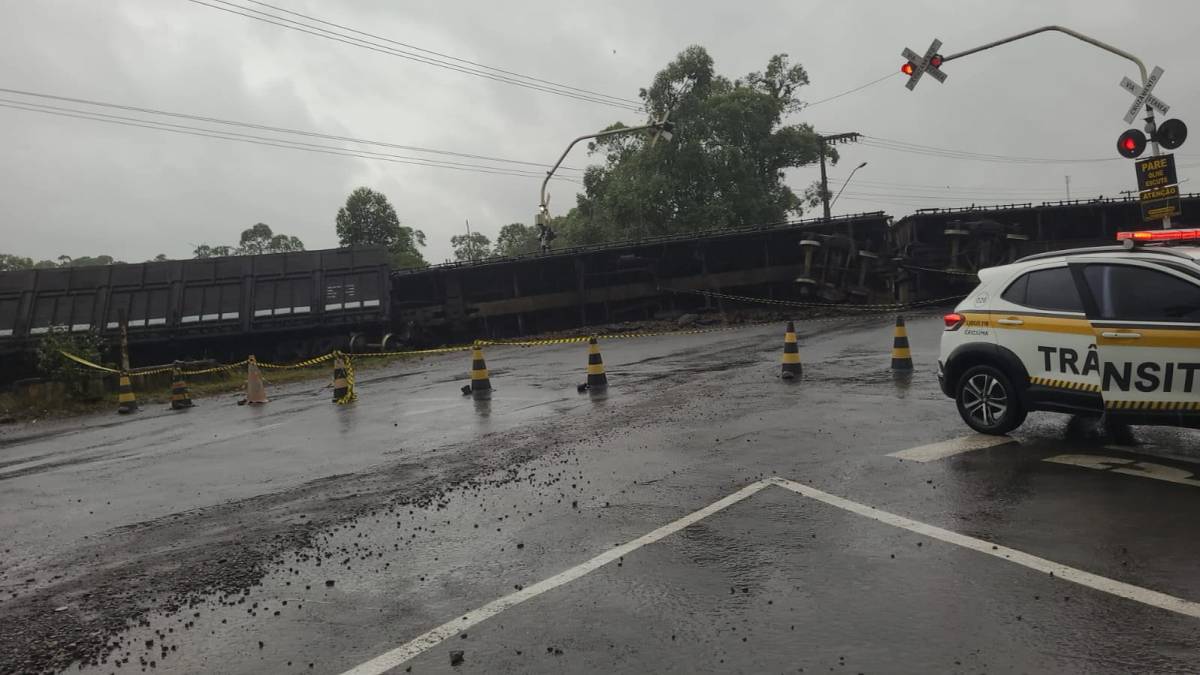 Vagões de carga tombam em Criciúma e trânsito é interrompido; veja fotos — foto 8