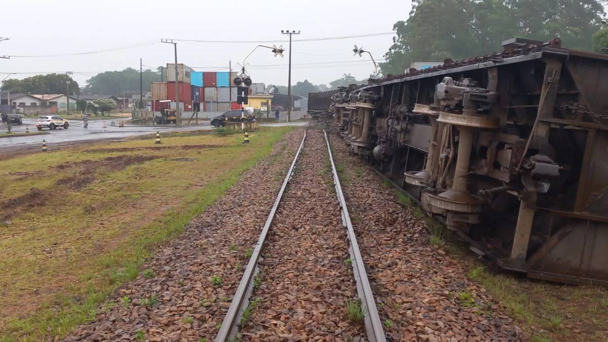 Vagões de carga tombam em Criciúma e trânsito é interrompido; veja fotos — foto 2