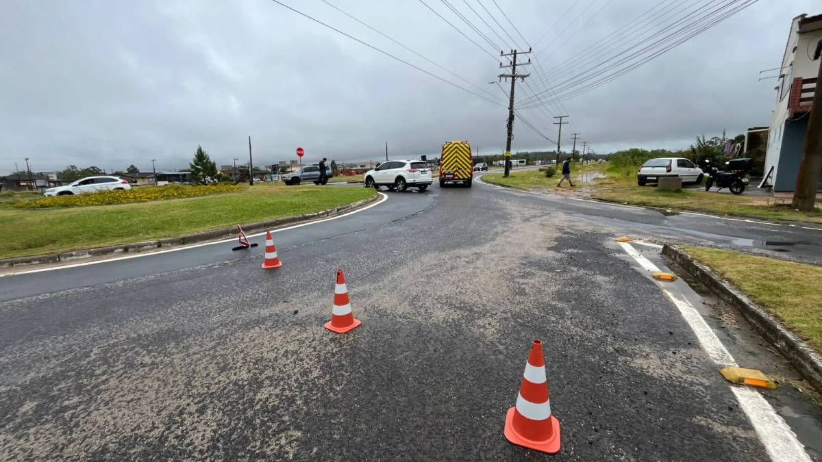 Colisão entre carro e moto deixa motociclista ferido no Rincão — foto 1