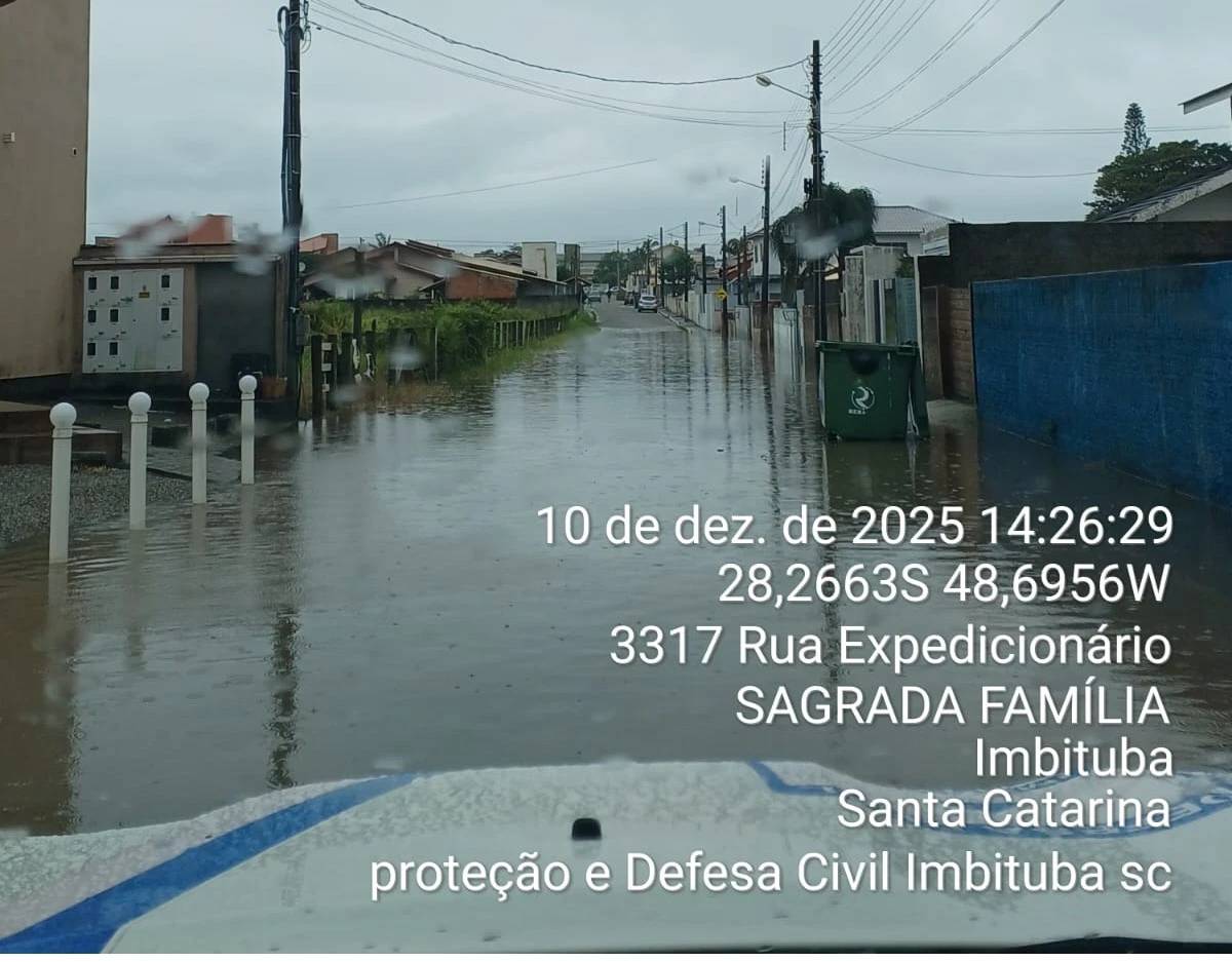 Vídeo: chuva causa alagamentos em bairros de Imbituba — foto 1