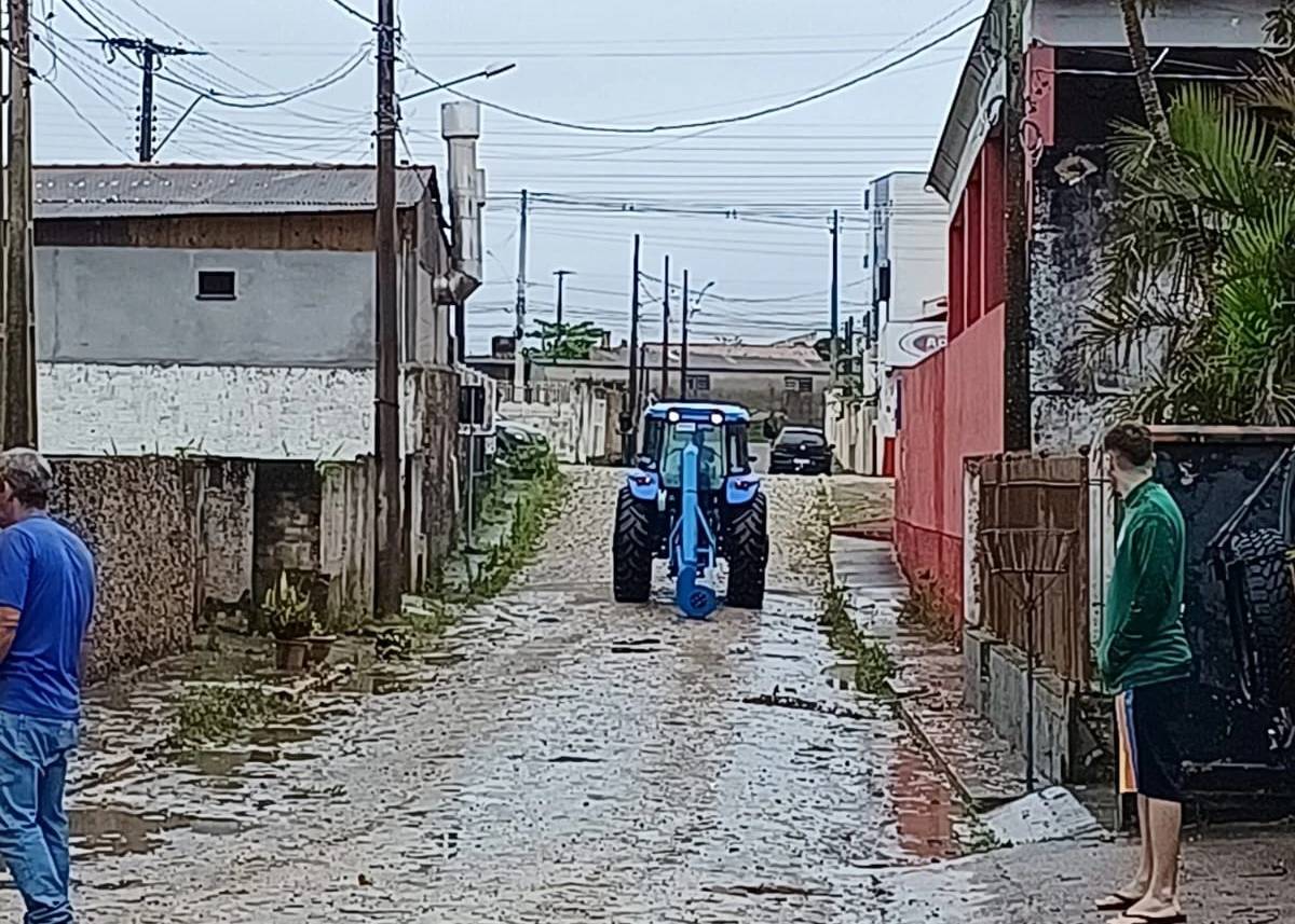 Vídeo: chuva causa alagamentos em bairros de Imbituba — foto 8