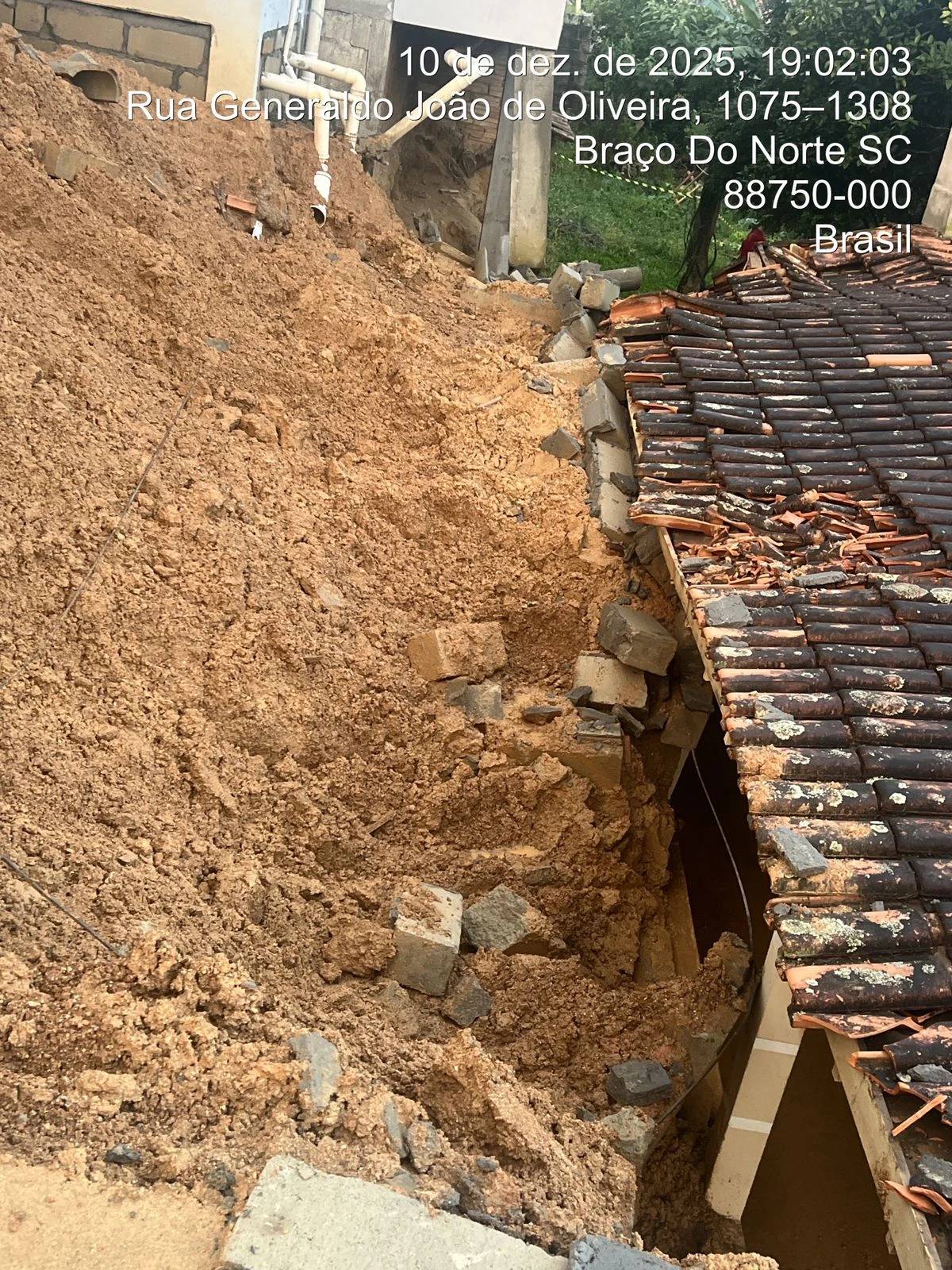 Família é levada para casa de parentes após muro cair sobre residência — foto 3