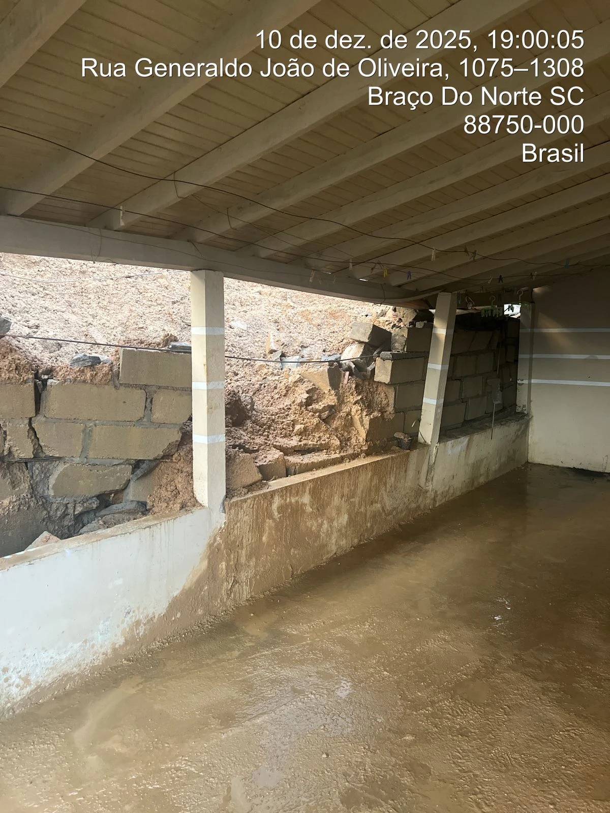 Família é levada para casa de parentes após muro cair sobre residência — foto 2