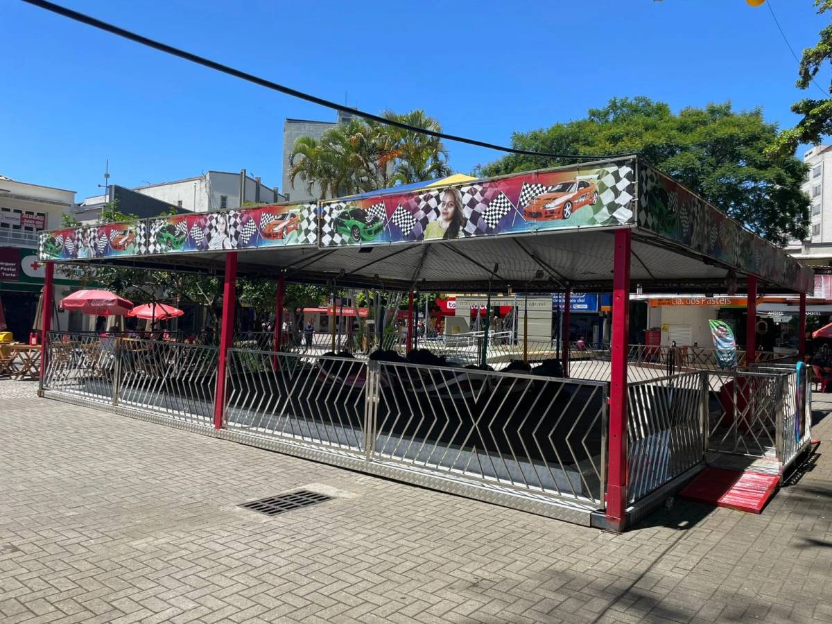 Brinquedos na Praça Nereu Ramos seguem disponíveis conforme horário especial de Natal — foto 1