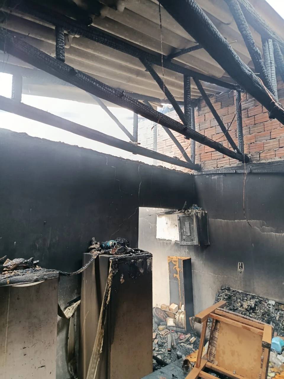 Fotos: teto de casa desmorona após incêndio em Morro da Fumaça — foto 10