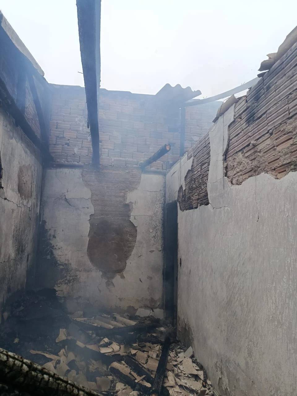 Fotos: teto de casa desmorona após incêndio em Morro da Fumaça — foto 2
