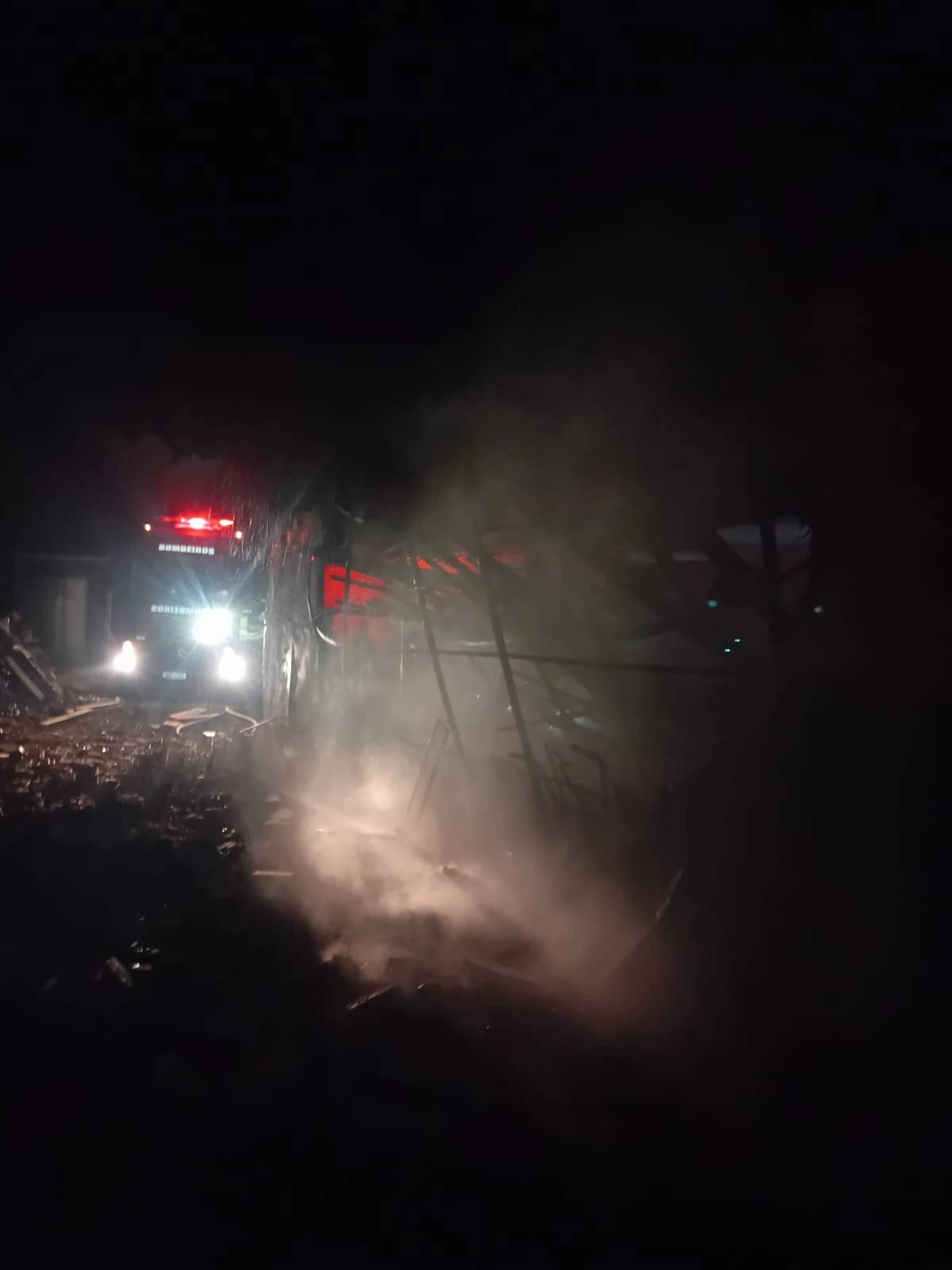 Lauro Müller: bombeiros utilizam 3,5 mil litros de água para combate de incêndio em estufa de fumo — foto 1