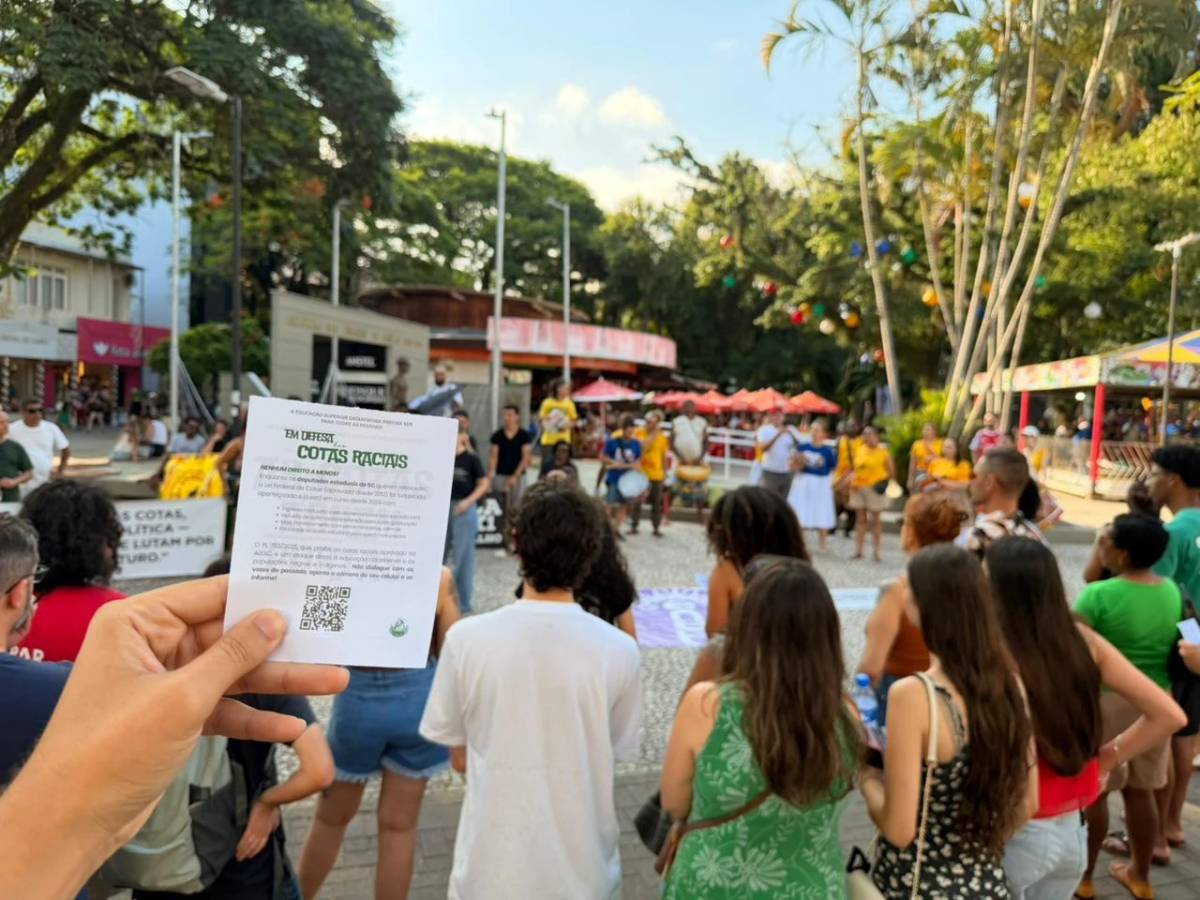 Protesto contra PL que veda cotas raciais em instituições de ensino superior é realizado em Criciúma — foto 2