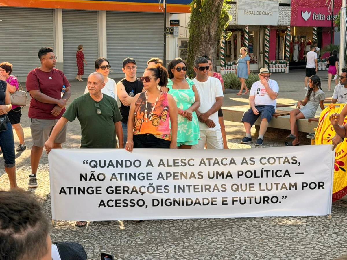 Protesto contra PL que veda cotas raciais em instituições de ensino superior é realizado em Criciúma — foto 5