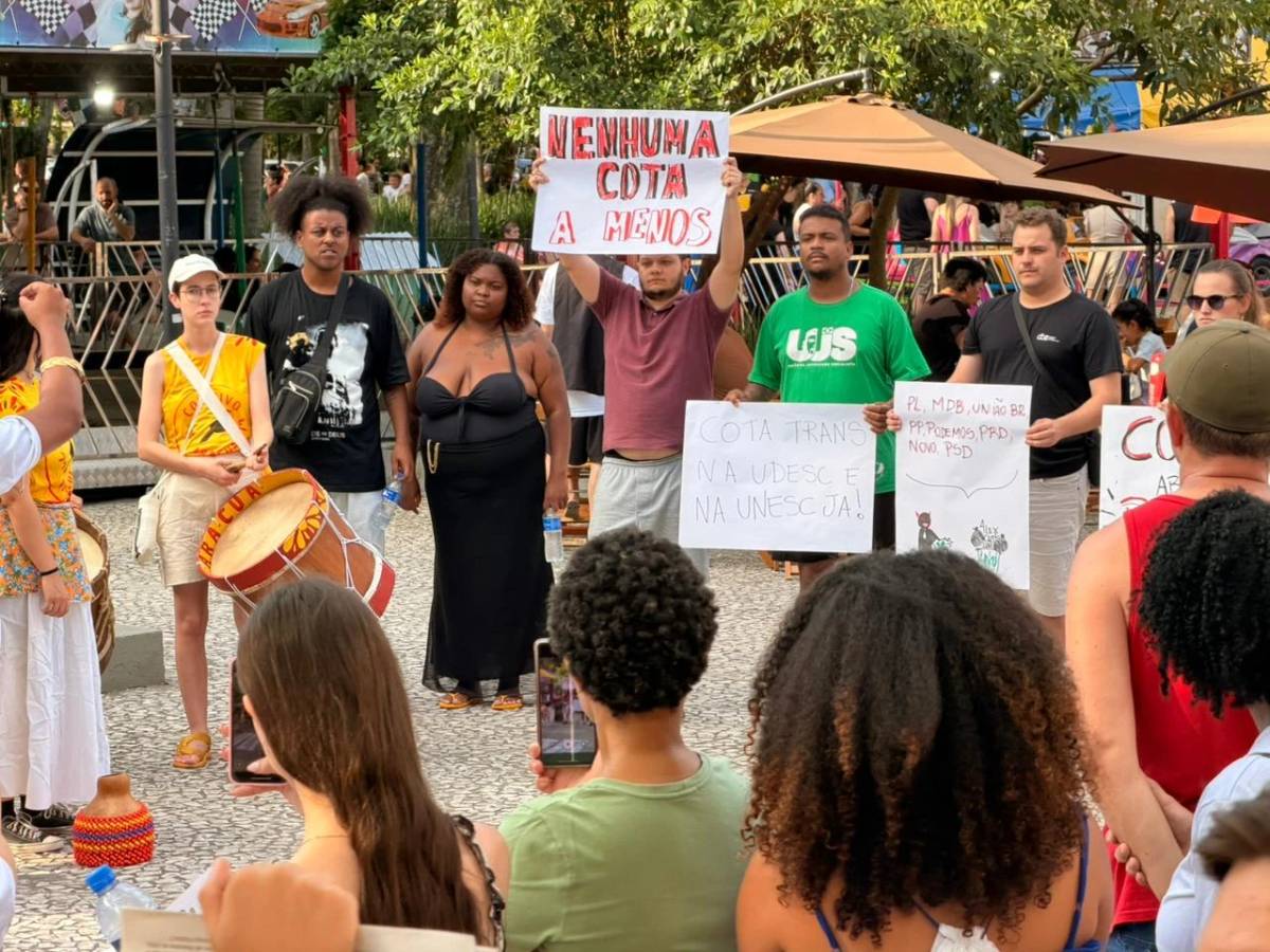 Protesto contra PL que veda cotas raciais em instituições de ensino superior é realizado em Criciúma — foto 1