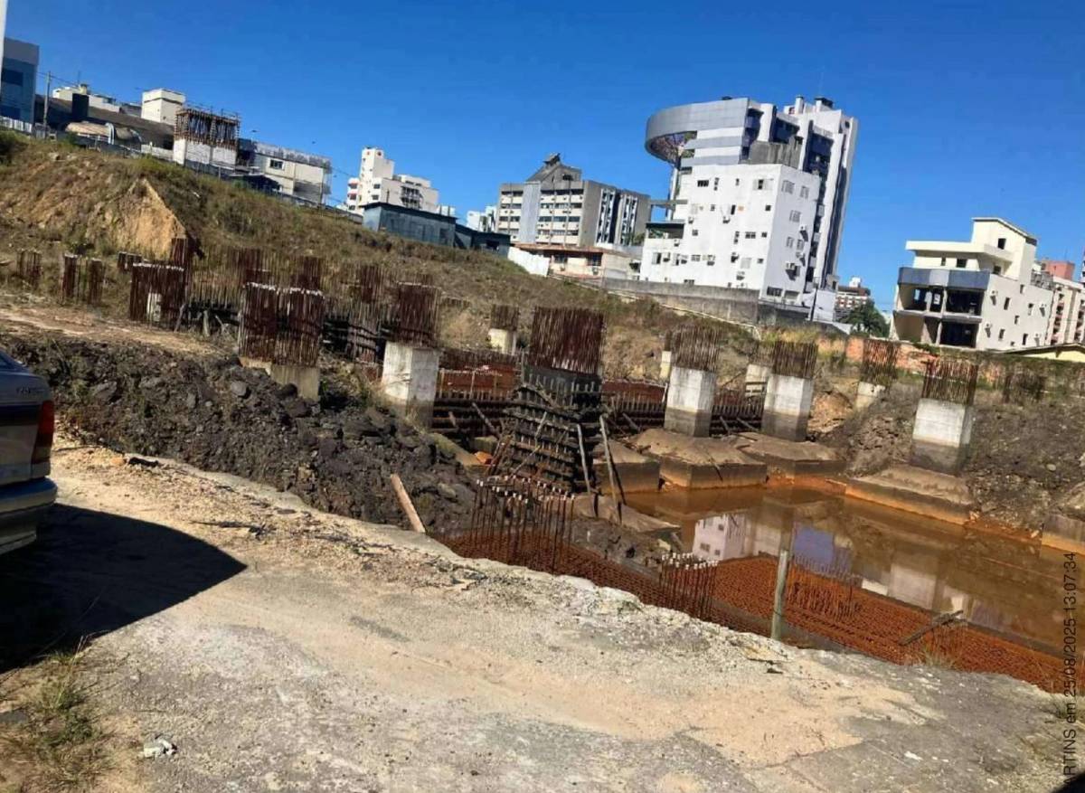 Acordo destrava solução para obra abandonada que oferece riscos à saúde e à segurança em Criciúma — foto 2