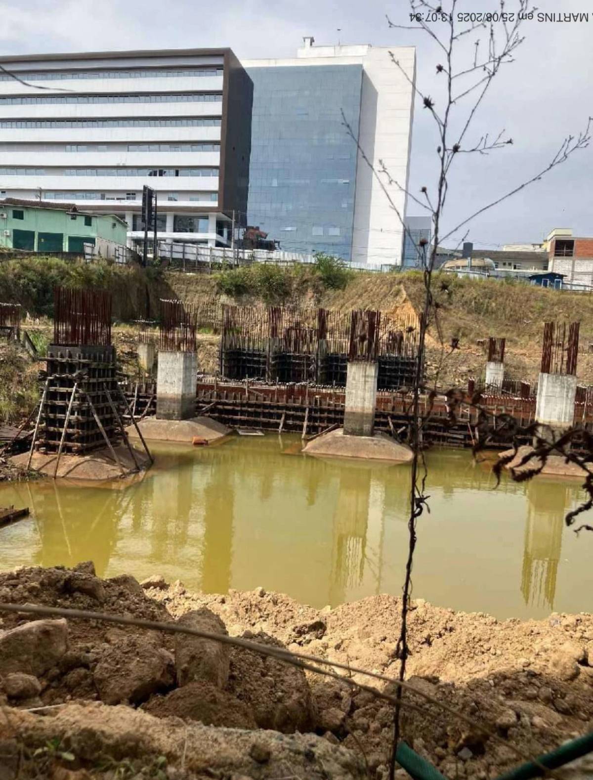 Acordo destrava solução para obra abandonada que oferece riscos à saúde e à segurança em Criciúma — foto 3
