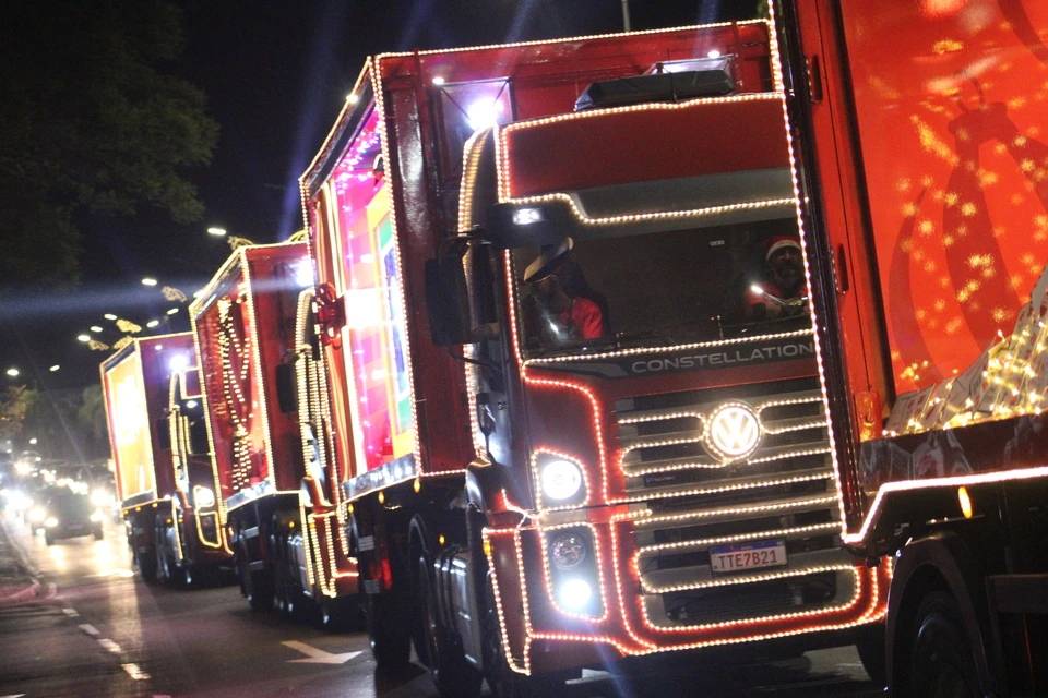 Caravana Iluminada da Coca-Cola leva magia do Natal e encanta moradores em Criciúma — foto 1