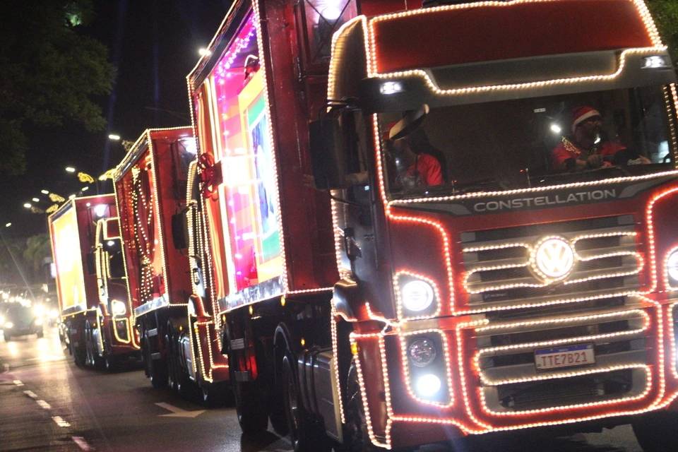Caravana Iluminada da Coca-Cola leva magia do Natal e encanta moradores em Criciúma — foto 2
