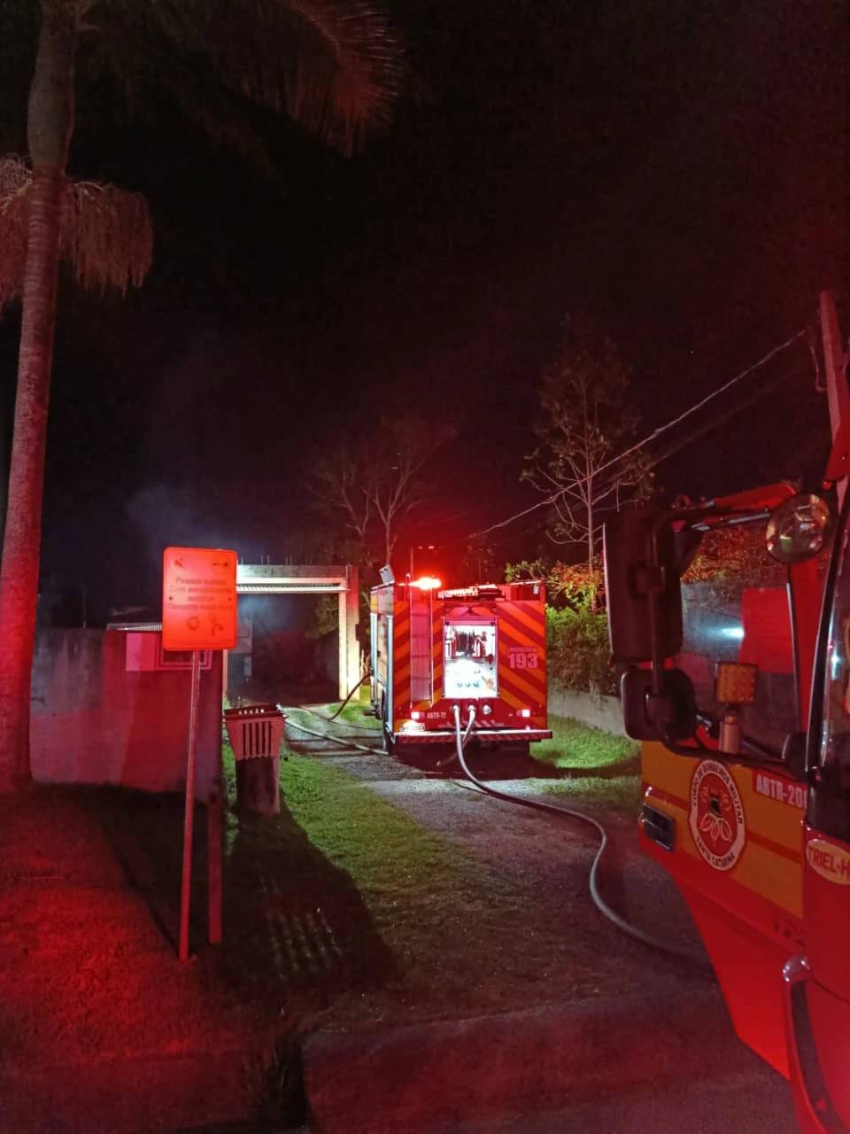 Criciúma: mulher tem 90% do corpo queimado durante incêndio em residência — foto 2