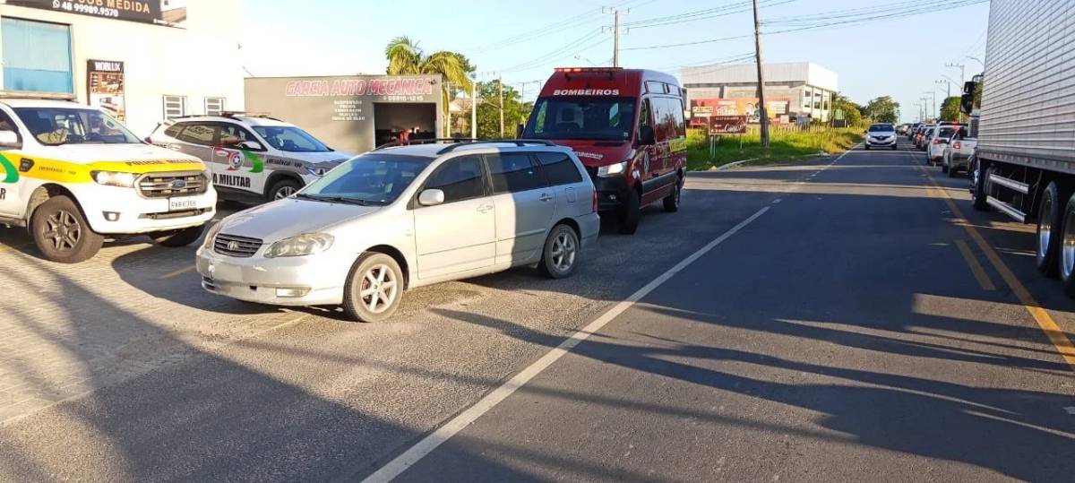 Acidente com carro emplacado em Criciúma deixa jovem gravemente ferido — foto 1
