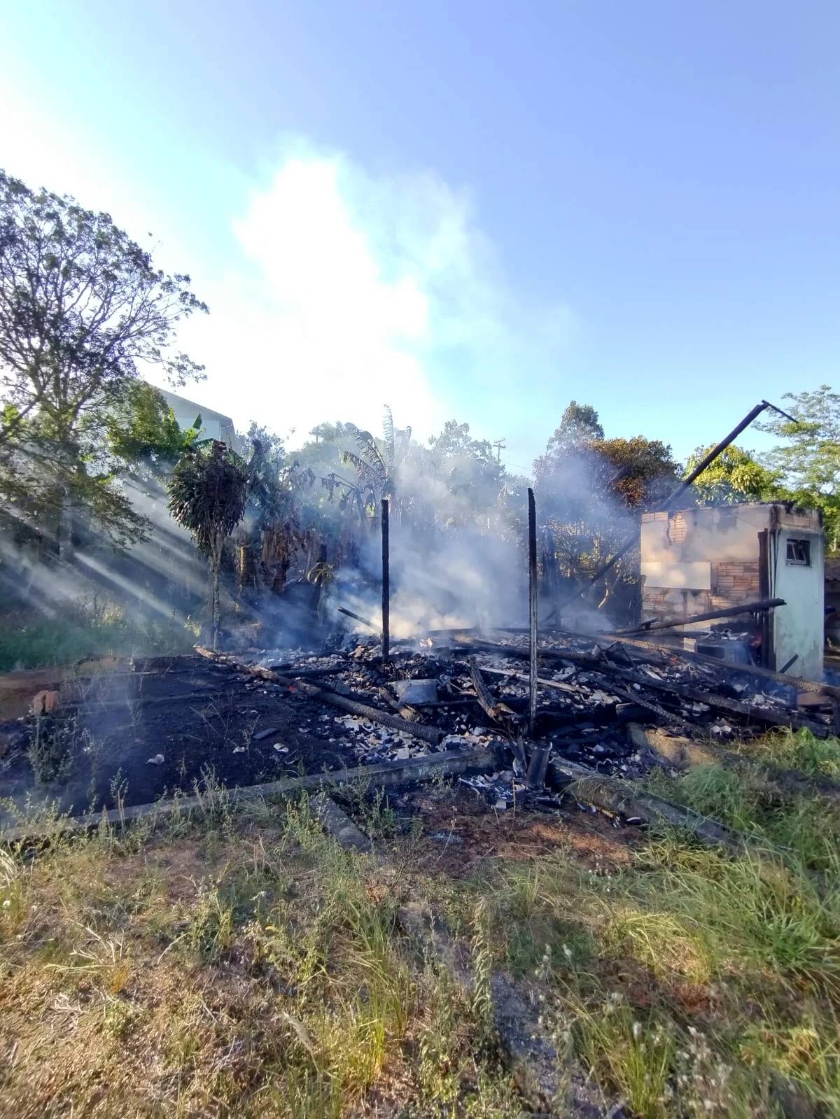 Residência de madeira é destruída após ser atingida por incêndio em Orleans — foto 2