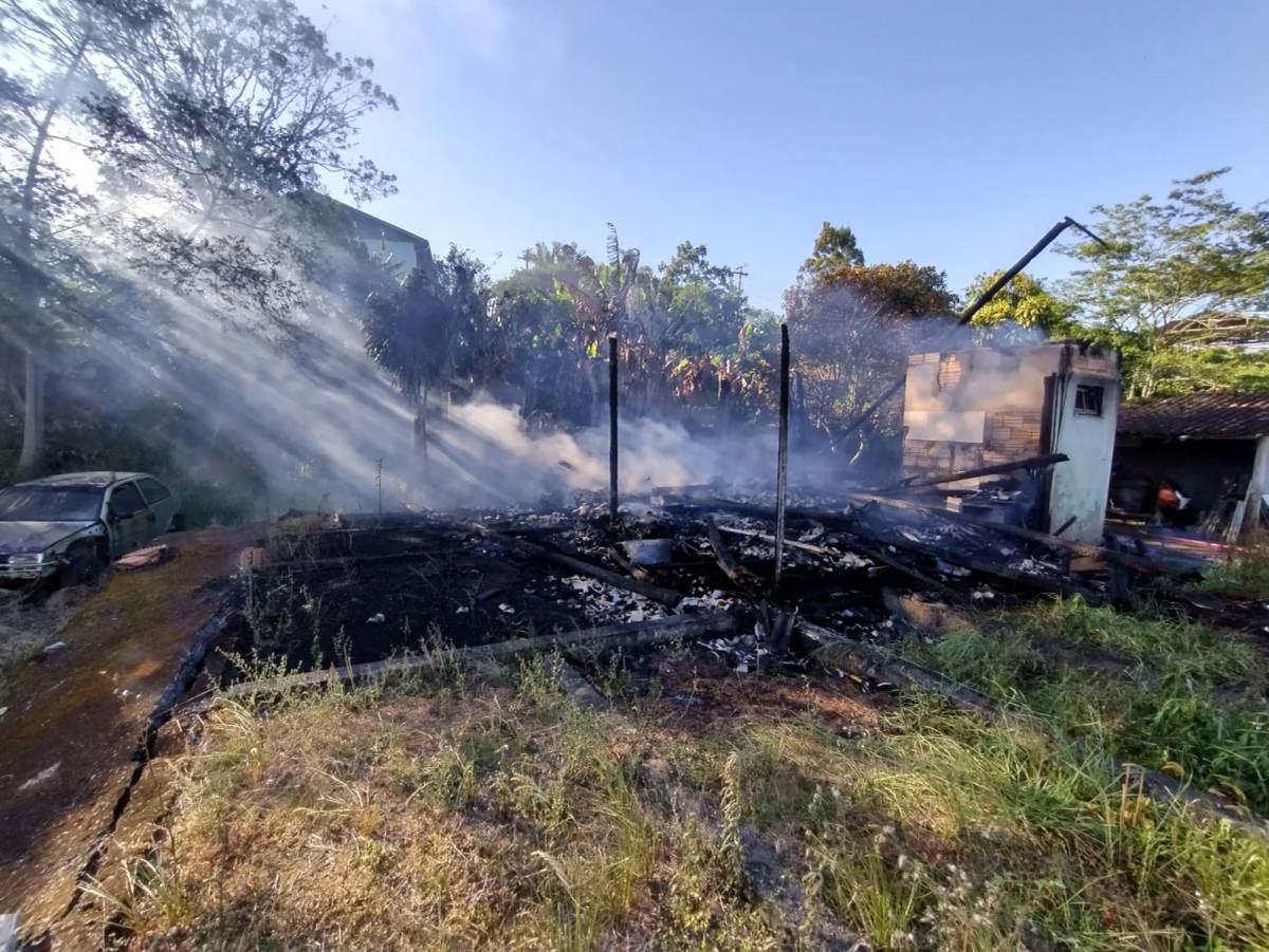 Residência de madeira é destruída após ser atingida por incêndio em Orleans — foto 1