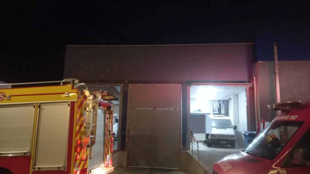 Incêndio destrói parte de depósito em Içara — foto 1