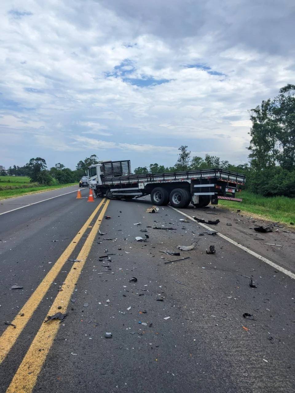 Carro e caminhão colidem frontalmente no antigo traçado da BR-101 em Araranguá — foto 2