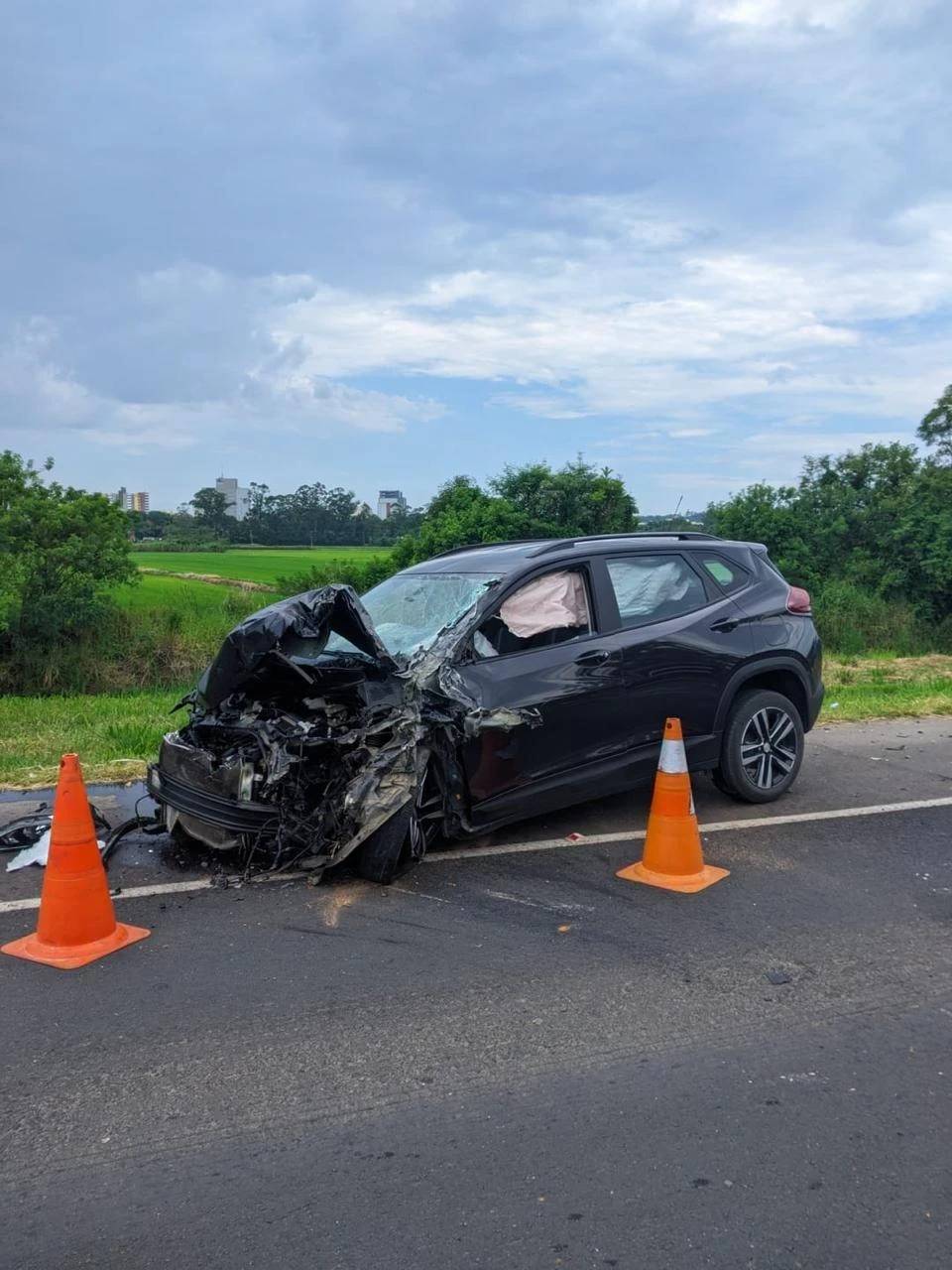 Carro e caminhão colidem frontalmente no antigo traçado da BR-101 em Araranguá — foto 3