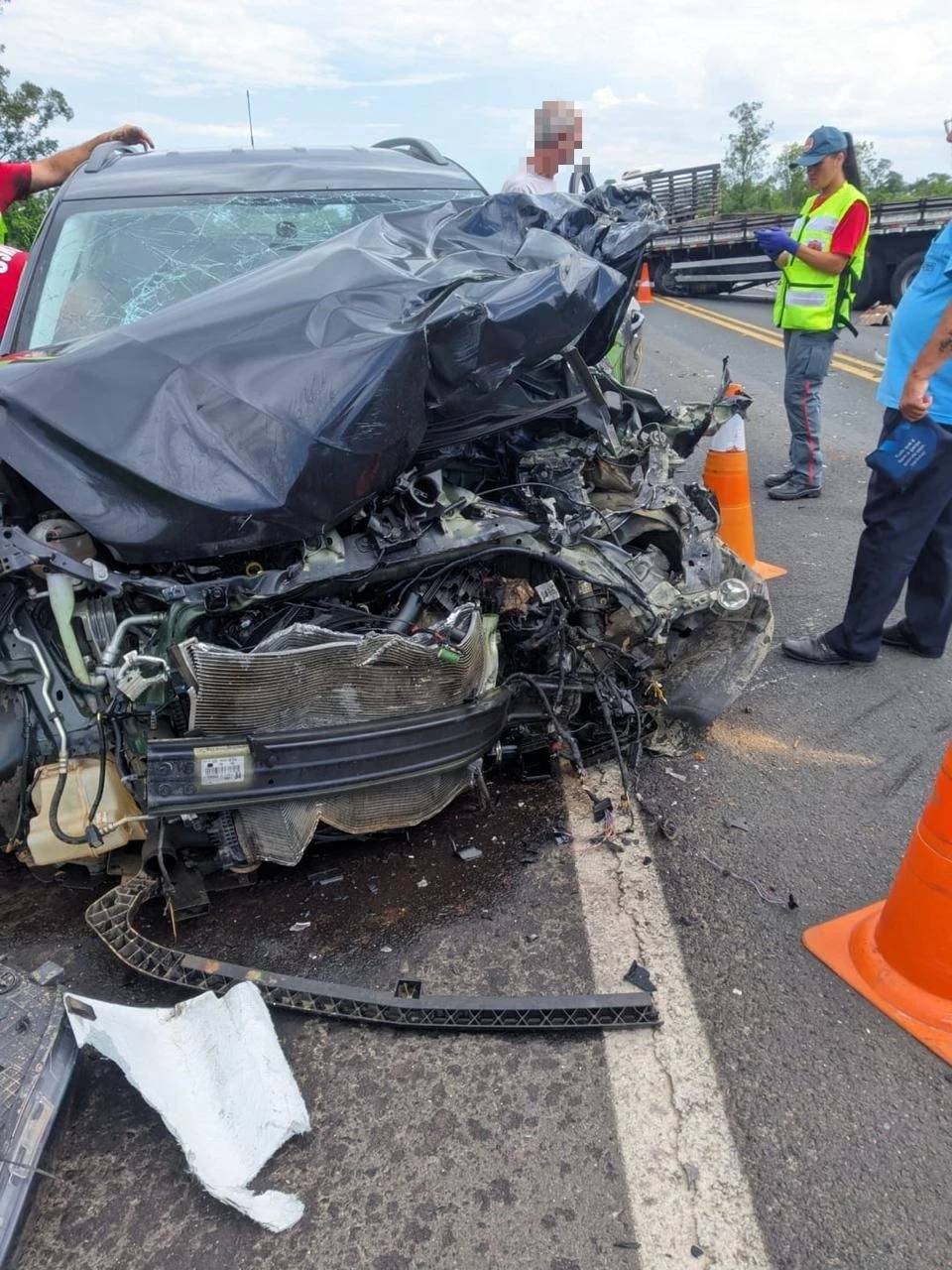 Carro e caminhão colidem frontalmente no antigo traçado da BR-101 em Araranguá — foto 1