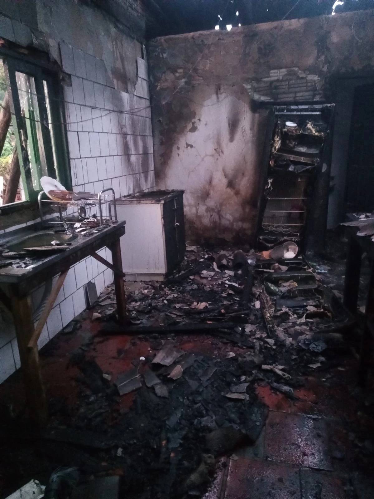 Bombeiros combatem incêndio em residência em Sombrio — foto 1